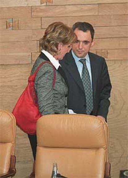 Esperanza Aguirre y Rafael Simancas, poco antes de iniciarse la sesión de constitución de la Asamblea.
/ GORKA LEJARCEGI