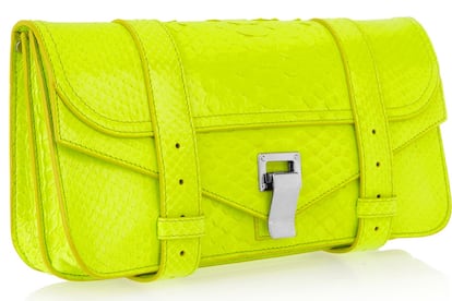 Flúor: el must de este año también lo encontramos en tamaño mini. Este de piel de serpiente en amarillo ácido es de Proenza Shoulder para Net-a-porter (1.400 euros).