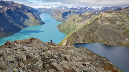 Las espectaculares vistas desde lo alto de la cresta montañosa de Besseggen, en el parque nacional Jotunheimen (Noruega).