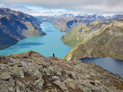 Las espectaculares vistas desde lo alto de la cresta montañosa de Besseggen, en el parque nacional Jotunheimen (Noruega).