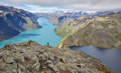 Las espectaculares vistas desde lo alto de la cresta montañosa de Besseggen, en el parque nacional Jotunheimen (Noruega).