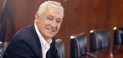 Javier Arenas antes de su comparecencia en la comisión de investigación.