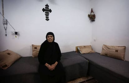 La iraquí Zarifa Bakoos, cristiana de 77 años, en un albergue de Erbil, tras haber pasado dos años bajo el yugo del ISIS.