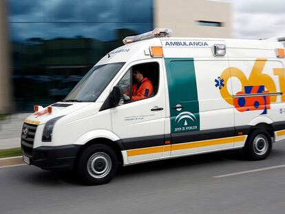 Imagen de archivo de una ambulancia de la Empresa Pública de Emergencias Sanitarias (EPES).