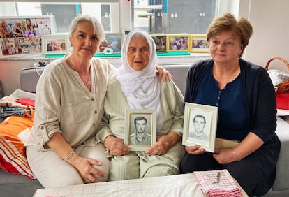 Suhra Malic, en el centro, junto a su hija Suada (izquierda) y su nuera, la viuda Foada Malic, con las fotos de los dos hijos de Suhra, muertos durante el genocidio, el pasado 9 de julio en la residencia de ancianos de Srebrenica sostenida por el Fondo Internacional de Solidaridad.