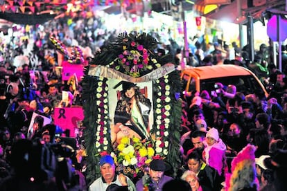 La vigilia y peregrinaci&oacute;n a la bas&iacute;lica de Guadalupe celebradas el 11 de diciembre en Monterrey en memoria de Jenni Rivera. 