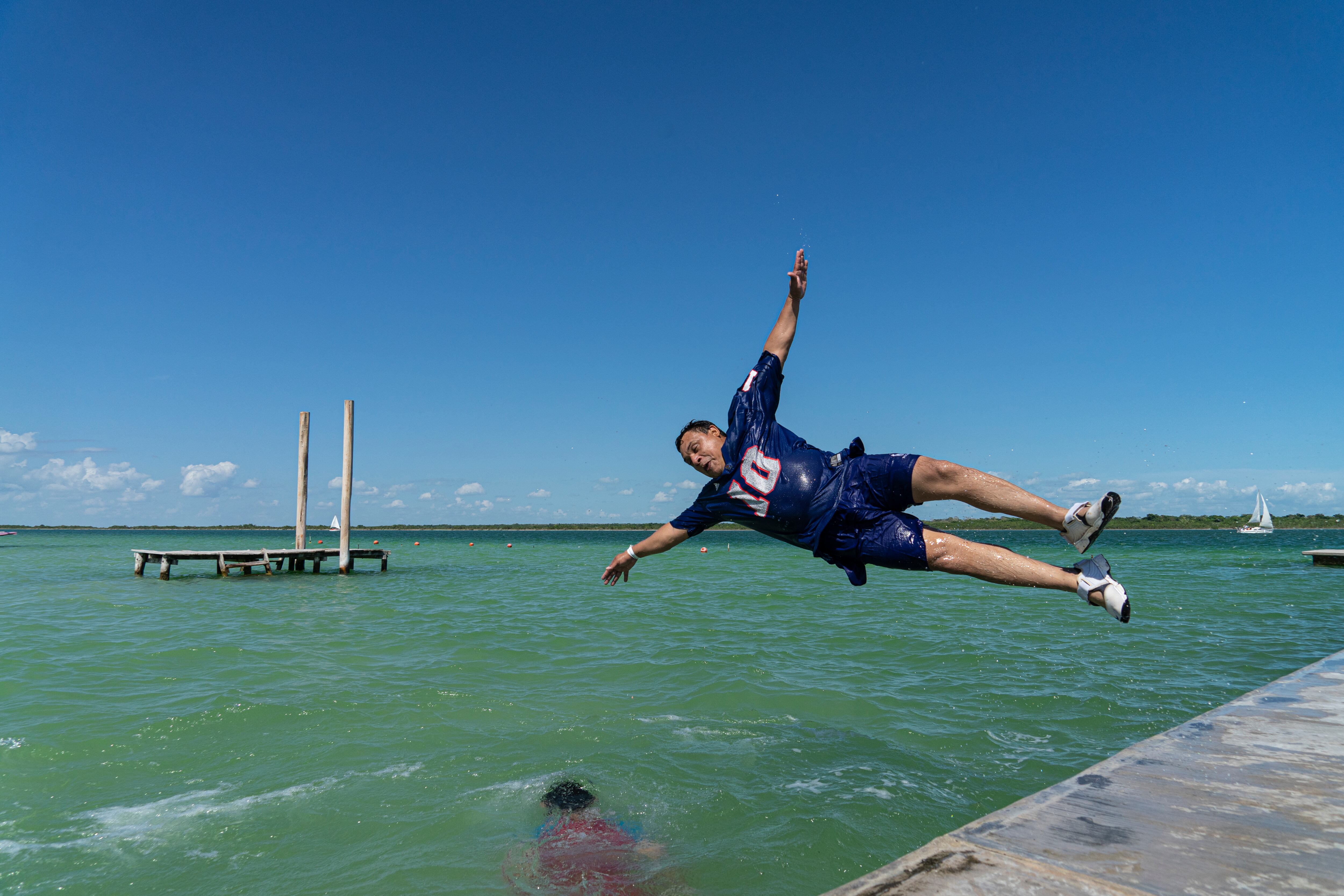 Un turista se avienta al agua en el Balneario Ejidal Mágico en la laguna de Bacalar, el pasado 17 de mayo.