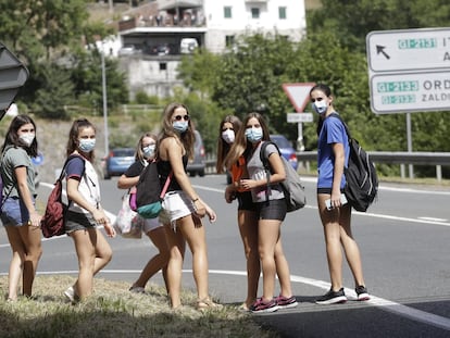 Un grupo de jóvenes de Ordizia cumplen con la nueva obligación de ponerse mascarilla en la calle.