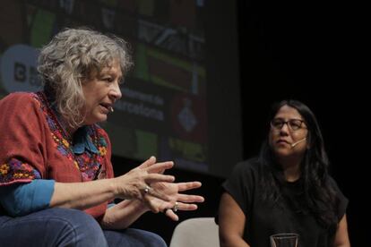 La antropóloga Rita Segato( a la izquierda) junto con la escritora Gabriela Wiener en un debate en el CCCB.