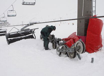 Un guardia civil revisa el telesilla que se desplomó ayer en Sierra Nevada.