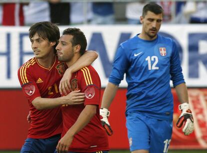 Santi Cazorla celebra su gol anotado de penalti, junto a su compañero David Silva.