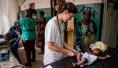 Una doctora de MSF en el hospital regional de Bafata.