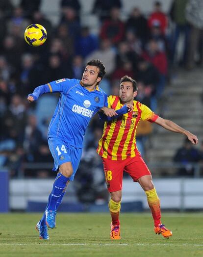 Pedro Leon pelea el balón con Jordi Alba 