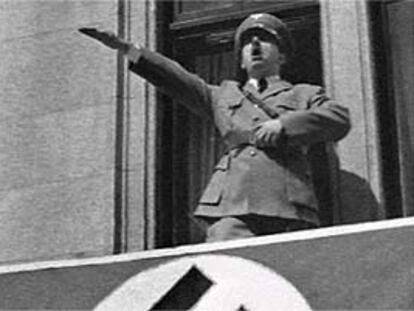 El actor Rik Mayall (abajo) encarna a Hitler en la campaña lanzada por los británicos contrarios al euro.