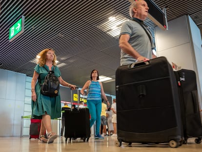 Varios viajeros llegan al aeropuerto Adolfo Suárez Madrid Barajas, este lunes.
