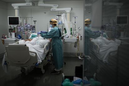 Unidad de cuidados intensivos para pacientes covid-19 del Hospital de la Santa Creu i Sant Pau en octubre de 2020.