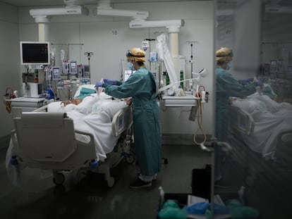 Unidad de Cuidados Intensivos para pacientes de covid-19 del hospital de la Santa Creu i Sant Pau de Barcelona, el 28 de octubre.