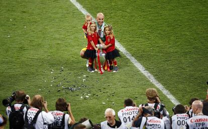 Pepe Reina posa con sus dos hijas y la segunda Eurocopa, la de 2012.