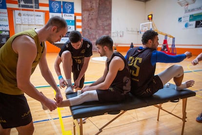 El ala-pívot Íñigo Royo venda a su compañero Ierai Azpitarte antes de un entrenamiento en el polideportivo municipal de Azpeitia.