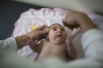 Luiza, de dos meses de edad, es examinada por un neurólogo en el hospital de Mestre Vitalino de Pernambuco (Brasil), en diciembre de 2015.