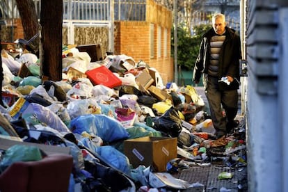 Basuras acumuladas en una calle de Parla.