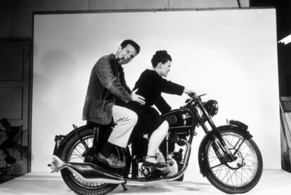 Charles y Ray Eames, posando sobre una motocicleta, en un fotograma del documental.