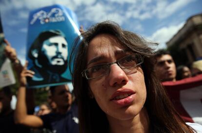Una joven llora durante la concentración en la Universidad de La Habana para recordar al líder de la revolución cubana, Fidel Castro, un día despues de su muerte.