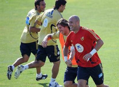 El guardameta del Liverpool, junto a Sergio Ramos, durante el entrenamiento de la Selección