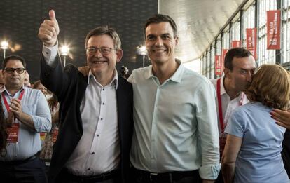 El presidente de la Generalitat, Ximo Puig, y el líder del PSOE, Pedro Sánchez, momentos antes de comenzar el congreso del PSPV, en julio de 2017.