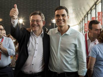 El presidente de la Generalitat, Ximo Puig, y el líder del PSOE, Pedro Sánchez, momentos antes de comenzar el congreso del PSPV, en julio de 2017.