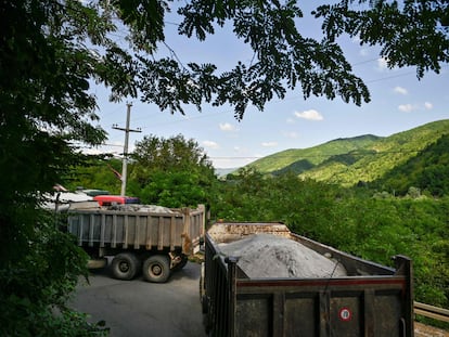 Varios camiones bloquean una carretera en Kosovo.