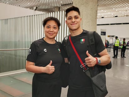 La entrenadora Ma Jin junto a Osmar Olvera, antes de viajar a los Juegos Olímpicos de París 2024.