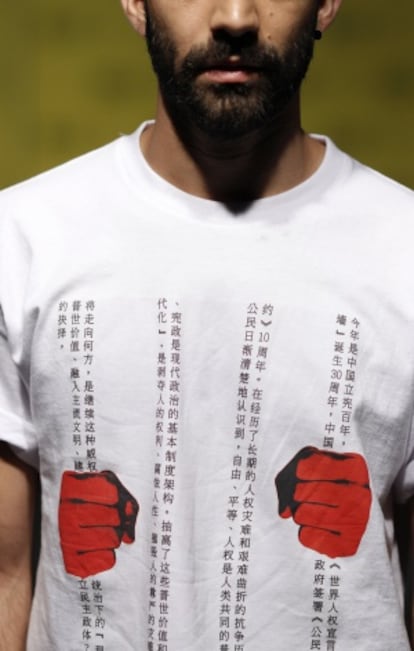 La camiseta Carta 08, que llevó a Lui Xiaobo a prisión.