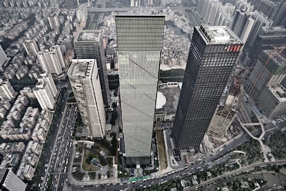 Leatop Plaza, en el distrito de Tianhe de Guangzhou (China), es un rascacielos proyectado por el estudio del arquitecto germano-americano Helmut Jahn. Mide 303 metros y fue inaugurado en julio de 2012. El edificio, dedicado a oficinas, cuenta con un lobby de 37,8 metros de altura que conecta con el jardín chino del exterior a través del agua que fluye entre ambos espacios.