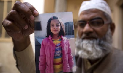 El padre de Zainab Ansari muestra una foto de su hija, el pasado enero en Kasur (Pakistán).