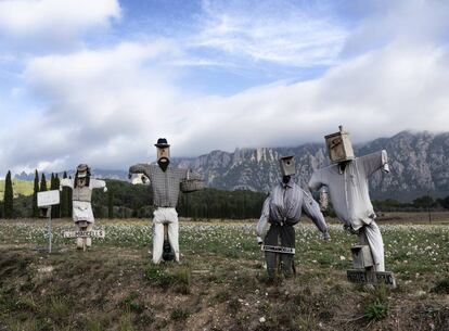 Montserrat. Espantapájaros en un campo cerca de Collbató, con las características montañas de Montserrat al fondo.