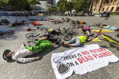 Manifestantes del colectivo Rebelión de la Extinción yacen en el suelo junto a sus bicicletas durante una protesta en Brisbane (Australia). Este grupo de acción sociopolítico utiliza la resistencia no violenta para inspirar la acción del Gobierno en cuestiones ambientales y climáticas.