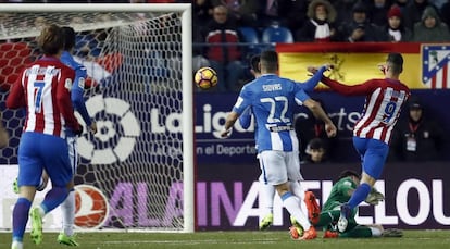 Torres supera a Herrerín y marca su segundo gol al Leganés.