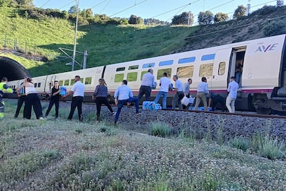 Vecinos de Brazatortas (Ciudad Real) ayudan a los pasajeros de uno de los trenes parados por el apagón el pasado lunes.