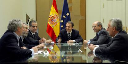 José Luis Rodríguez Zapatero y el ministro Celestino Corbacho explican la reforma laboral a sindicatos y patronales el pasado febrero.