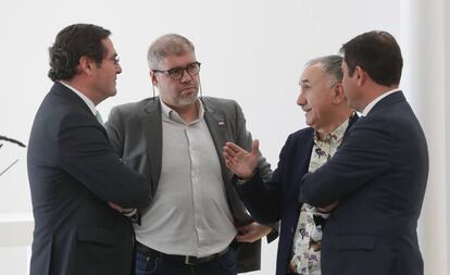 Desde la izquierda, el presidente de CEOE, Antonio Garamendi, hablando con los secretarios generales de CC OO, Unai Sordo, UGT, Pepe Álvarez, y el presidente de  Cepyme, Gerardo Cuerva