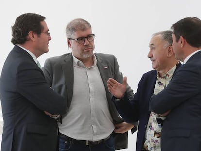 Desde la izquierda, el presidente de CEOE, Antonio Garamendi, hablando con los secretarios generales de CC OO, Unai Sordo, UGT, Pepe Álvarez, y el presidente de Cepyme, Gerardo Cuerva