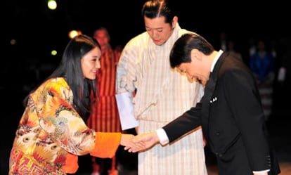 El rey de Bután, Jigme Khesar Namgyel Wangchuck, y su mujer, la reina Jetsun Pema, saludan al príncipe Naruhito, heredero de la corona japonesa, el 16 de noviembre de 2011