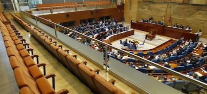 Es el primer pleno que se celebra esta legislatura sin testigos. La tribuna fue cerrada por el presidente del hemiciclo de Vallecas, José Ignacio Echeverría, impedir las protestas.