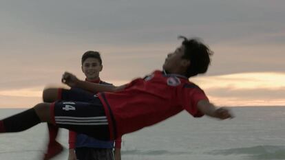 Fotograma de 'Balón al aire', de Gabriel Mariño.