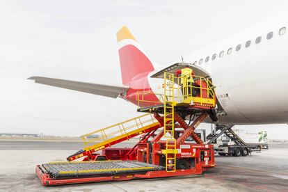 Un operario de Iberia Airport Services atiende a uno de los aviones de Iberia.