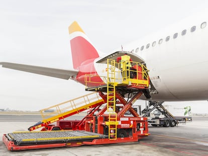Un operario de Iberia Airport Services atiende a uno de los aviones de Iberia.