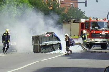 Varios bomberos sofocan el incendio de un contenedor provocado por radicales en Vitoria.