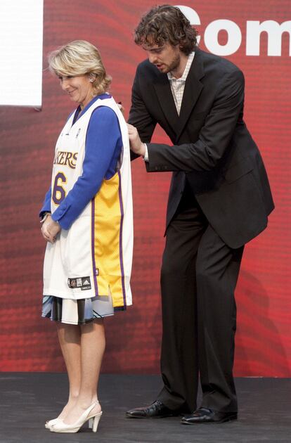 El jugador de baloncesto de Los Angeles Lakers Pau Gasol, que recibió  el Premio Internacional del Deporte de la Comunidad de Madrid 2009, firma un autógrafo en una de sus camisetas que lleva puesta la presidenta madrileña, Esperanza Aguirre.

