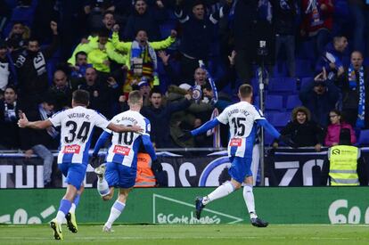 El centrocampista del Espanyol, David López, celebra el primer gol del partido.